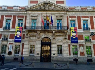 Sede de la Presidencia de  Comunidad de Madrid con carteles pidiendo la libertad de Leopoldo López