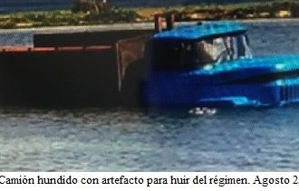 <strong>Camión varado en el mar tras intento de salida de balseros cubanos</strong>