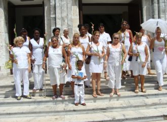 <strong>Arrestos y acoso a Damas de Blanco en su domingo 103 de represión</strong>