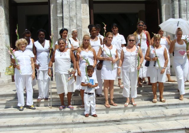 <strong>Arrestos y acoso a Damas de Blanco en su domingo 103 de represión</strong>