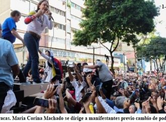 Efectivos del régimen de Maduro disparan a motos que trasladaban a María Corina Machado.